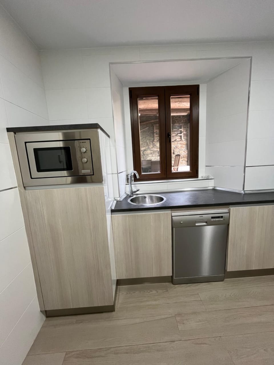 Kitchen or kitchenette, dishwasher, minibar