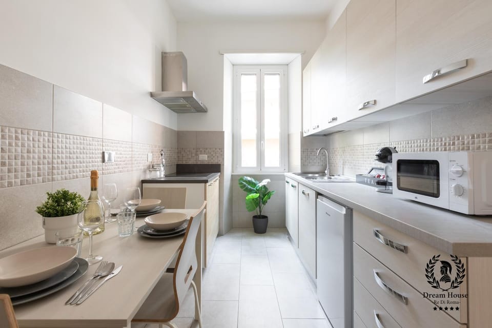 Coffee/tea facilities, Kitchen or kitchenette, Dining area, dishwasher, stove