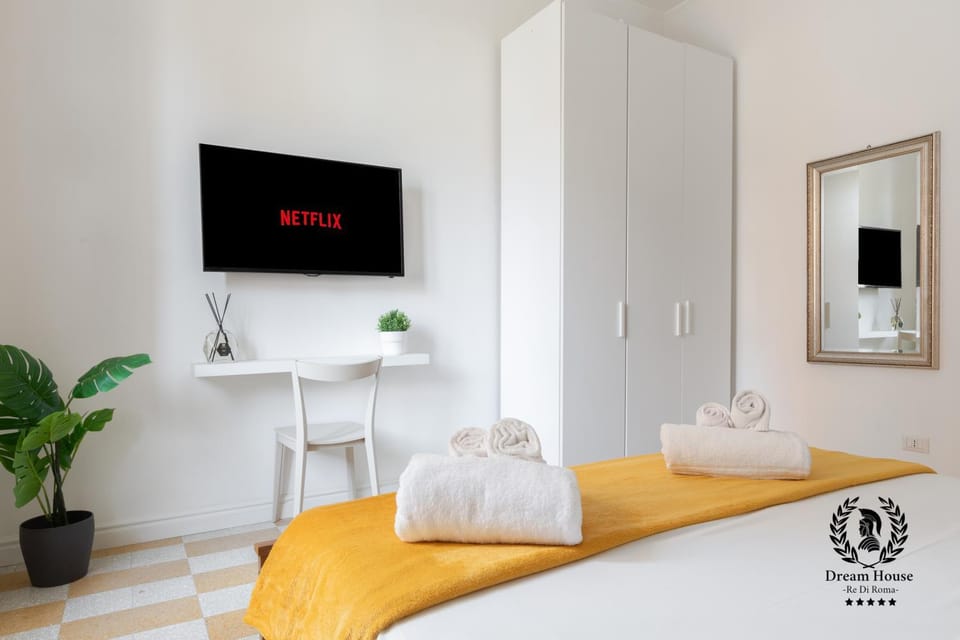 Bed, TV and multimedia, Photo of the whole room, Bedroom, towels, wardrobe