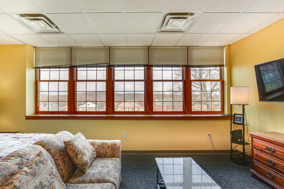 1 Mi to Allegheny River: New Kensington Studio! Apartment in Allegheny River