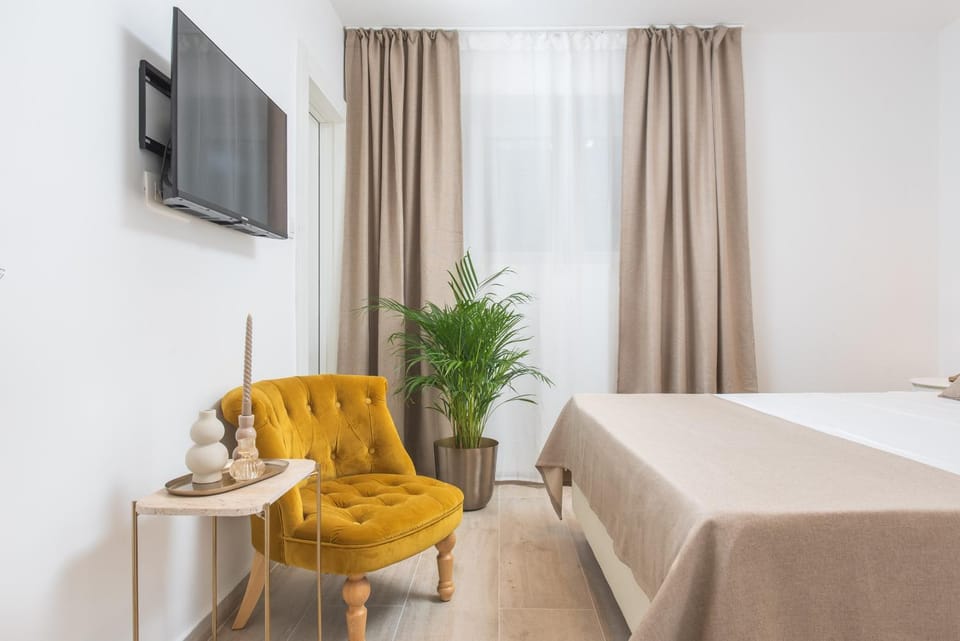 Bed, TV and multimedia, Photo of the whole room, Seating area, Bedroom