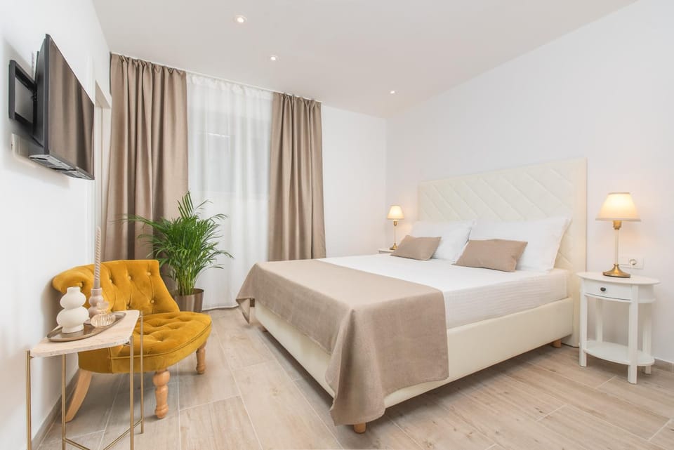 Bed, TV and multimedia, Seating area, Bedroom