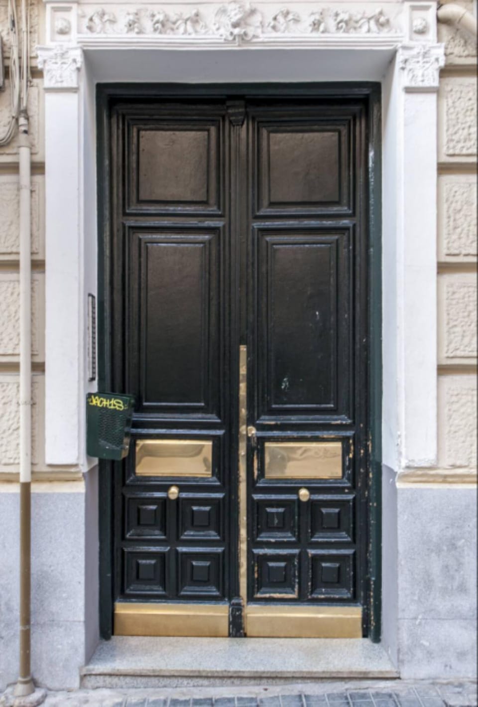 Property building, Facade/entrance, Day