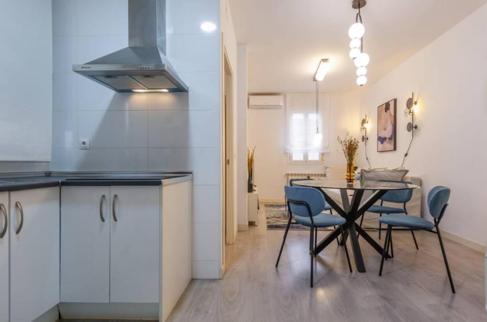 Kitchen or kitchenette, Dining area, stove