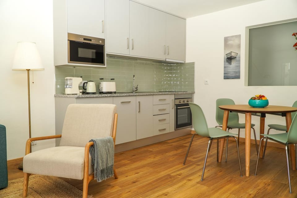 Kitchen or kitchenette, Dining area, oven