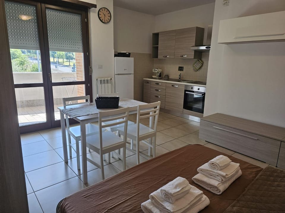 Kitchen or kitchenette, Living room, Dining area, internet, minibar, oven, stove, towels