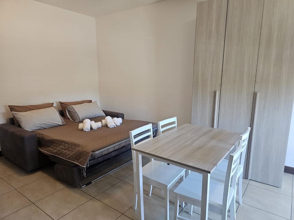 Bed, Living room, Bedroom, towels