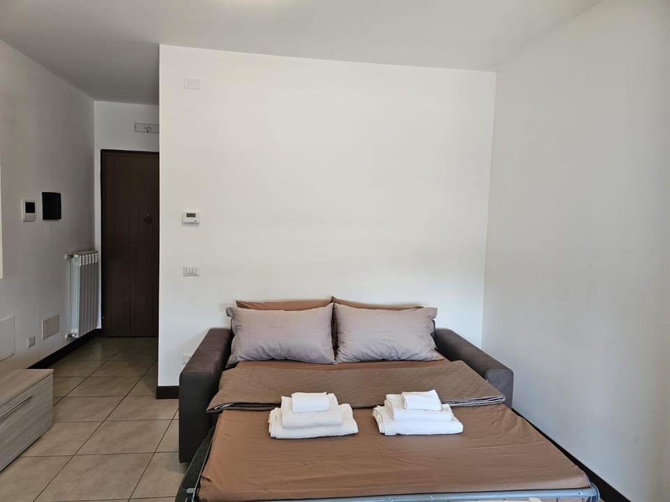 Bed, Living room, Photo of the whole room, Seating area, Bedroom, towels