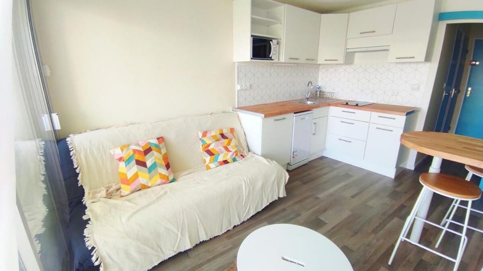 Kitchen or kitchenette, Living room, Seating area, Dining area, stove