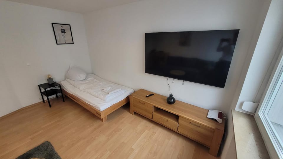Bed, TV and multimedia, Living room