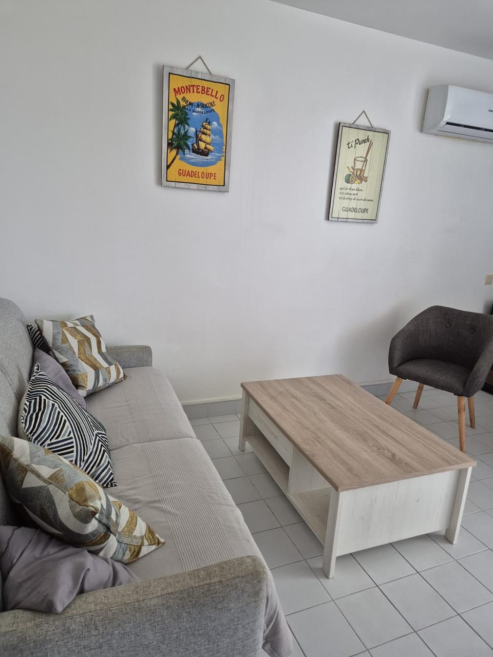 Living room, Seating area, air conditioner