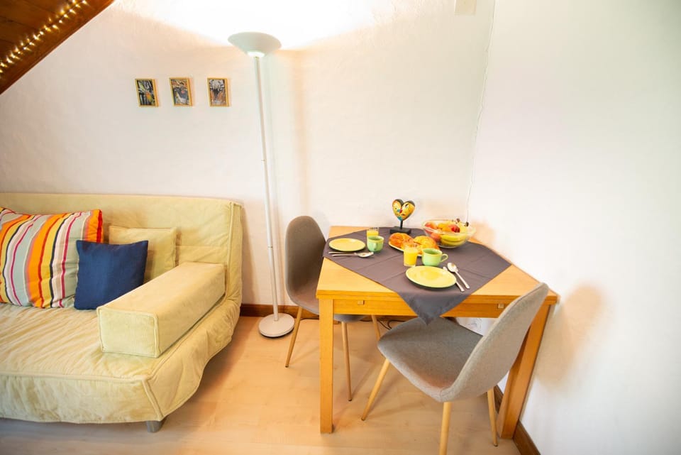 Living room, Food and drinks, Seating area, Dining area, Food, Drinks