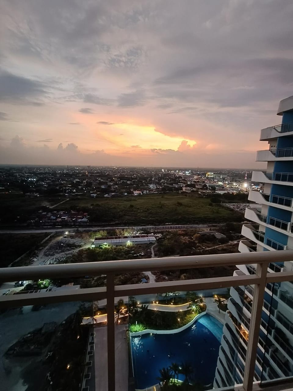 1-BR Condo with 4 BEDS, DINING, Karaoke,NETFLIX,YTpremium,GAMES,WIFI,25TH fLoor - Sunrise & Sunset CITY&POOL view , wrap-around BALCONY Apartment hotel in Calabarzon