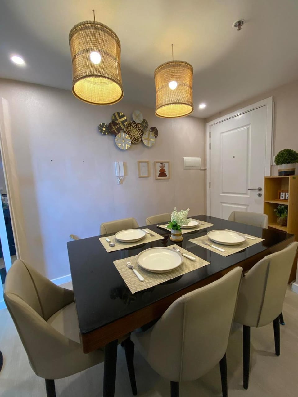 1-BR Condo with 4 BEDS, DINING, Karaoke,NETFLIX,YTpremium,GAMES,WIFI,25TH fLoor - Sunrise & Sunset CITY&POOL view , wrap-around BALCONY Apartment hotel in Calabarzon