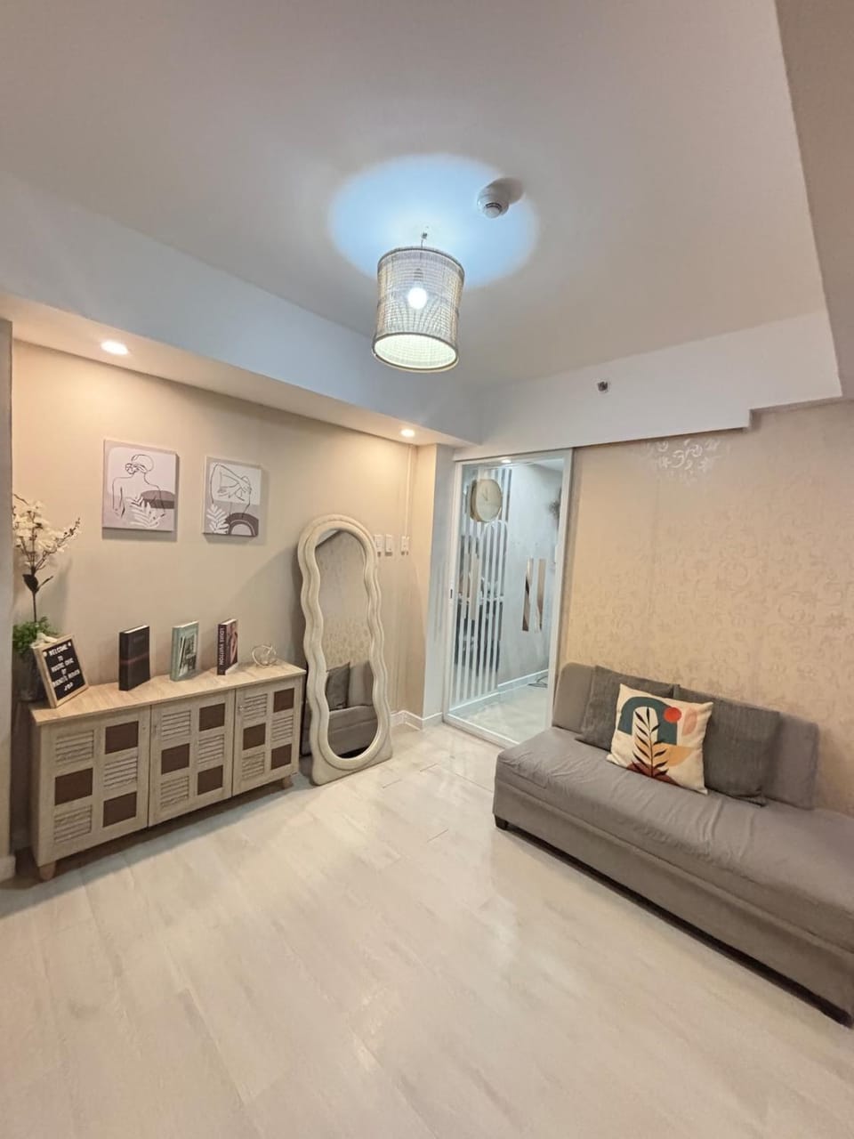 1-BR Condo with 4 BEDS, DINING, Karaoke,NETFLIX,YTpremium,GAMES,WIFI,25TH fLoor - Sunrise & Sunset CITY&POOL view , wrap-around BALCONY Apartment hotel in Calabarzon