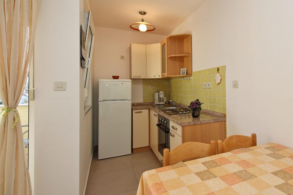 Bed, Kitchen or kitchenette, Photo of the whole room, Dining area, oven, stove, toaster