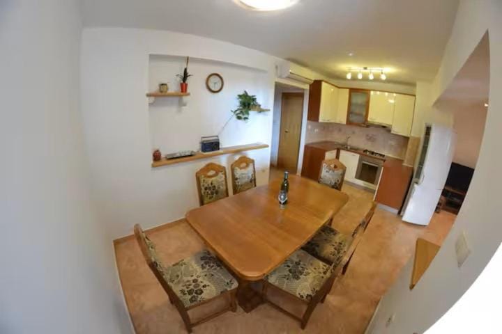 Kitchen or kitchenette, Dining area