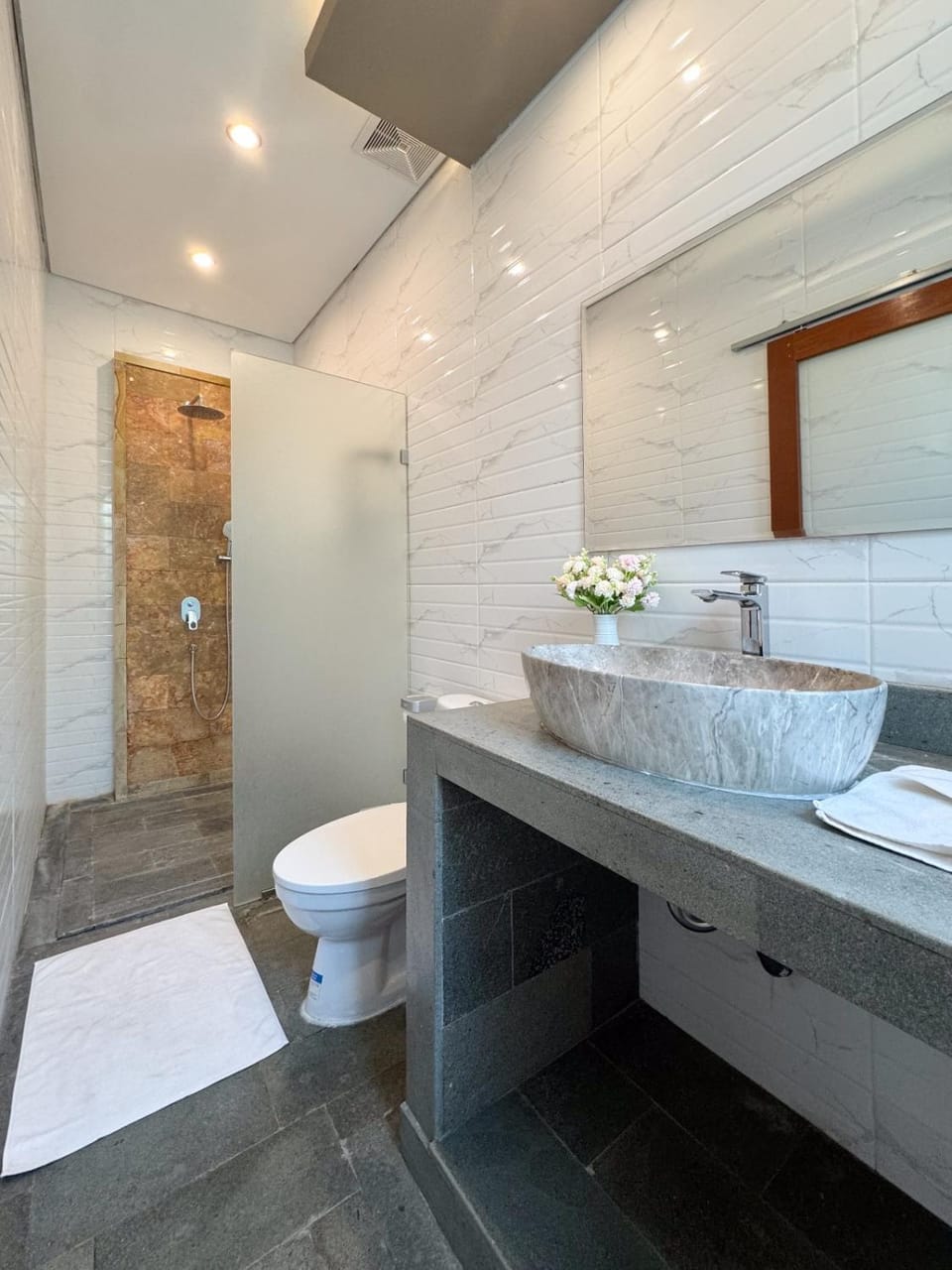Shower, Toilet, Bathroom, towels