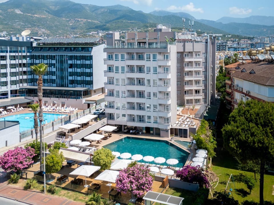 Property building, Nearby landmark, Natural landscape, Bird's eye view, City view, Mountain view, Pool view, Swimming pool