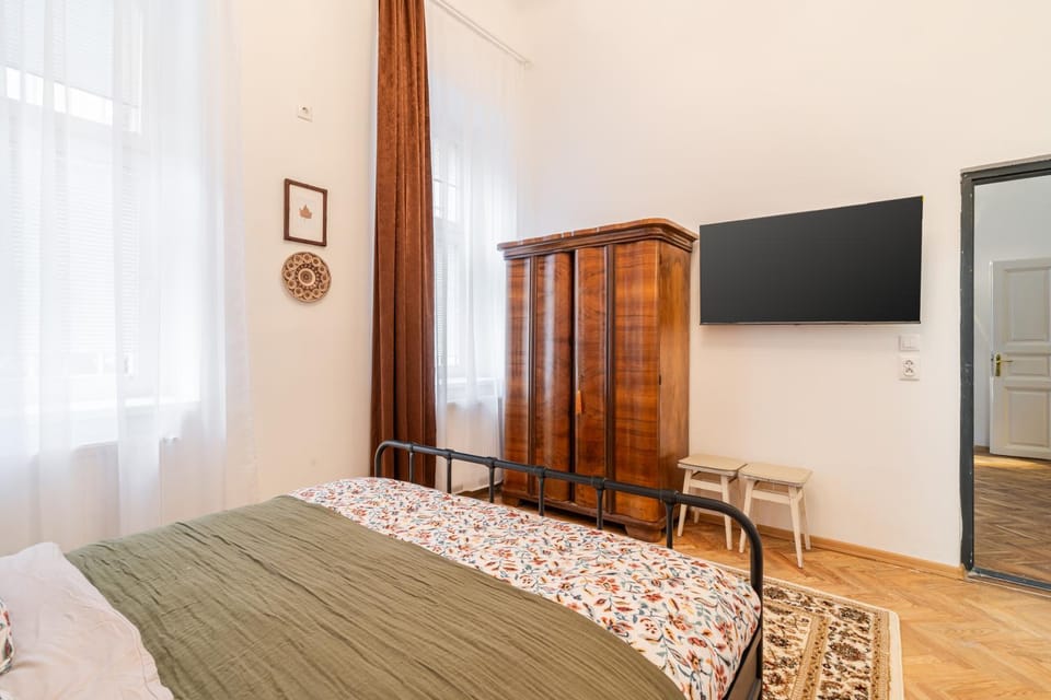 Bed, TV and multimedia, Bedroom, wardrobe