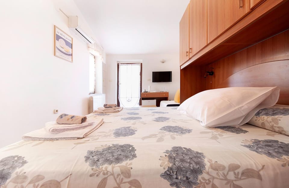 Bed, TV and multimedia, Bedroom, wardrobe