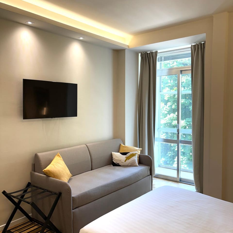 Bed, TV and multimedia, Bedroom