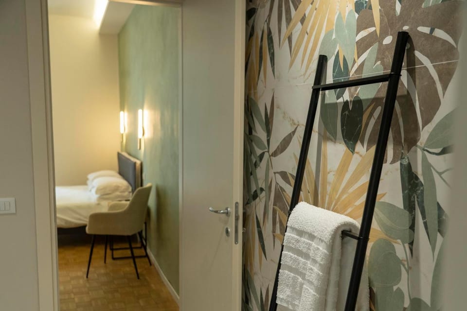 Bathroom, Bedroom, towels