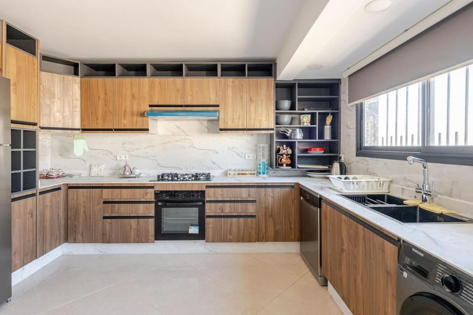 Kitchen or kitchenette, dishwasher, stove