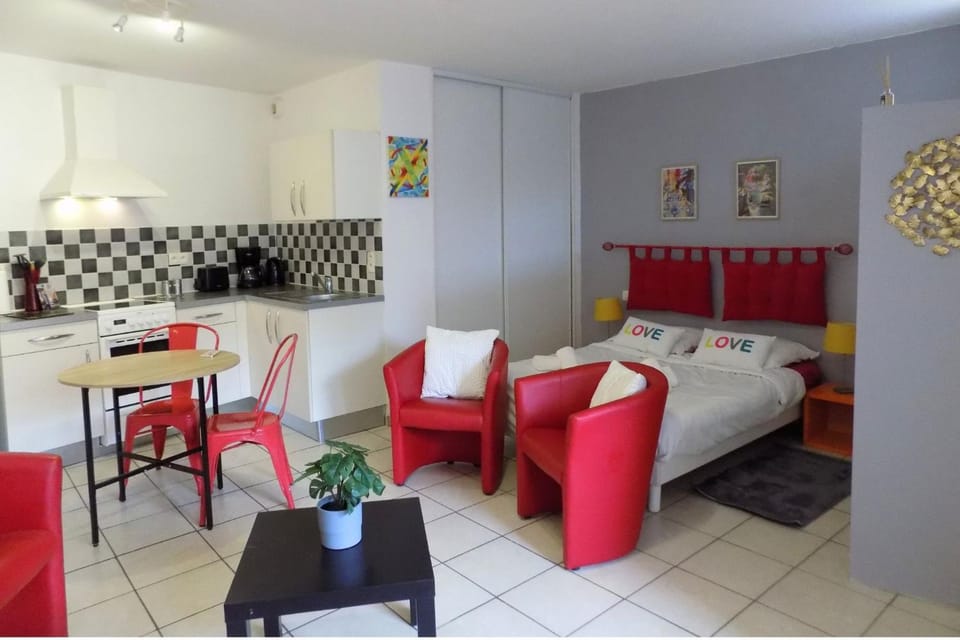 Bed, TV and multimedia, Coffee/tea facilities, Seating area, Dining area, internet, microwave, oven, storage, stove, toaster, towels, kitchen