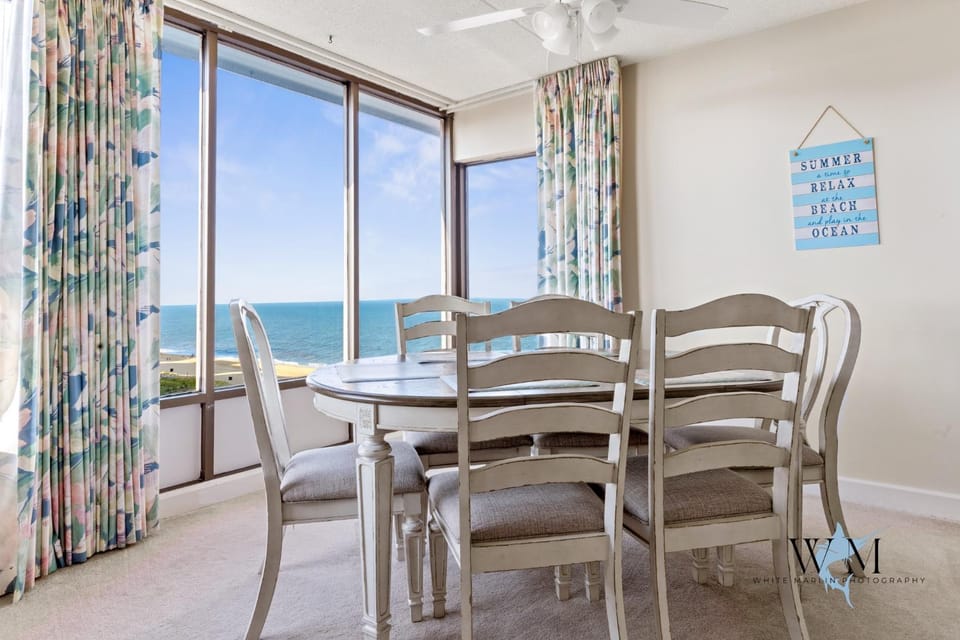 Ocean Front 2 Bedroom Condo at the Capri w Indoor and Outdoor Pool, Tennis Courts, Gym and more! Apartment in Ocean City