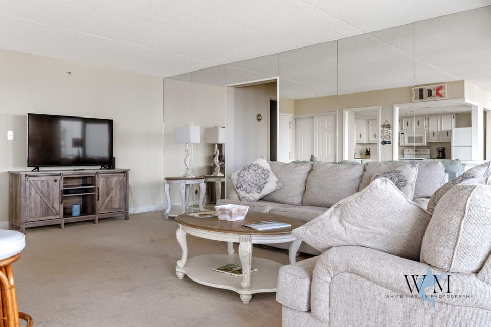 Ocean Front 2 Bedroom Condo at the Capri w Indoor and Outdoor Pool, Tennis Courts, Gym and more! Apartment in Ocean City