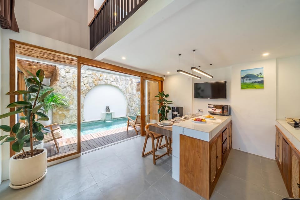 Kitchen or kitchenette, Dining area, Pool view