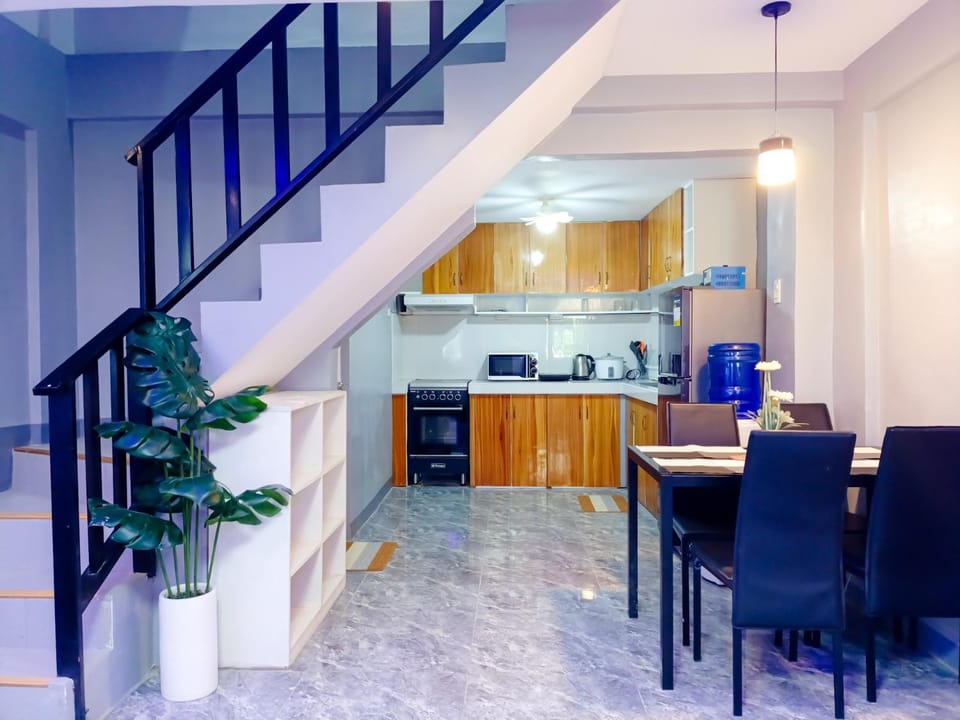 Kitchen or kitchenette, Dining area, oven, toaster