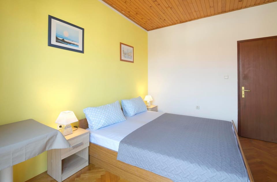 Bed, Living room