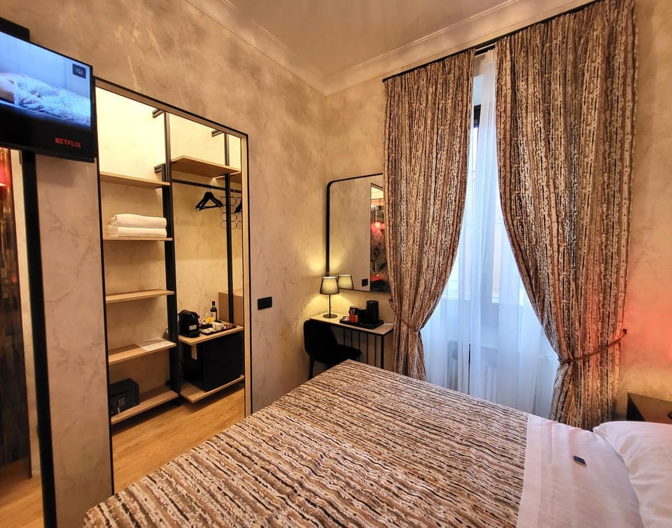 Coffee/tea facilities, Bedroom, furniture, heating, minibar, safe, towels, air conditioner