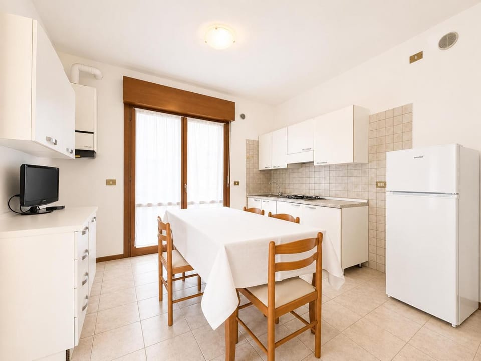 Kitchen or kitchenette, Dining area, stove