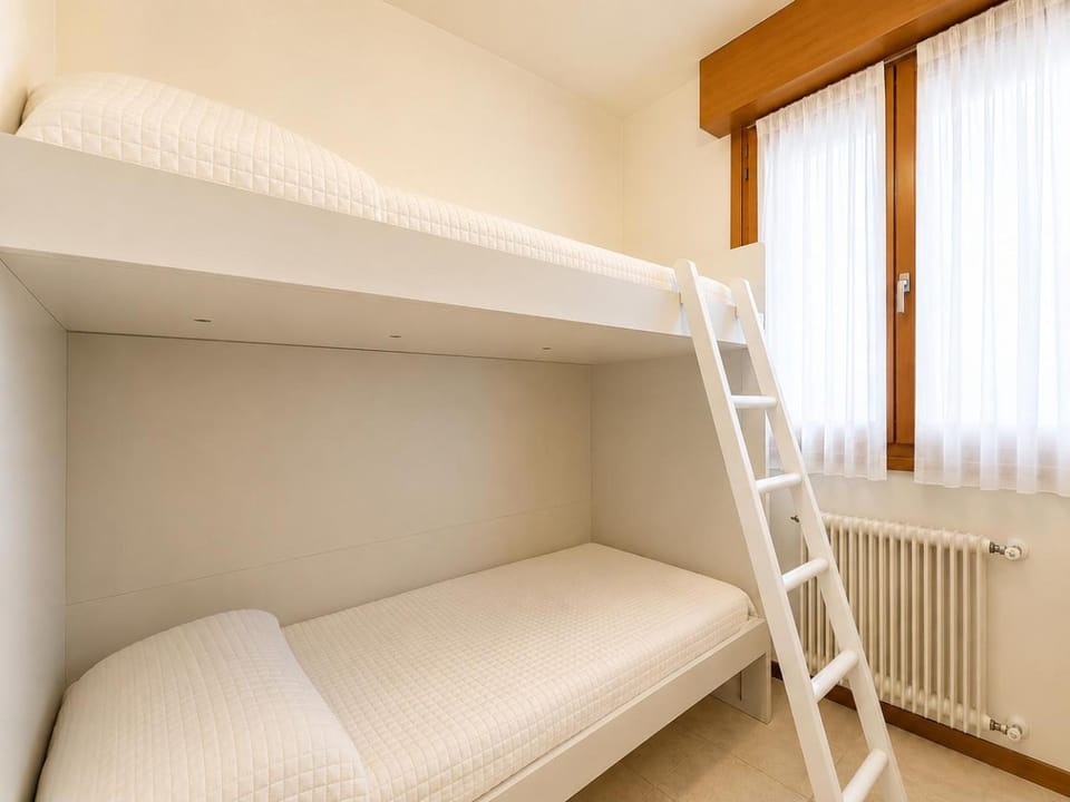 Bedroom, bunk bed