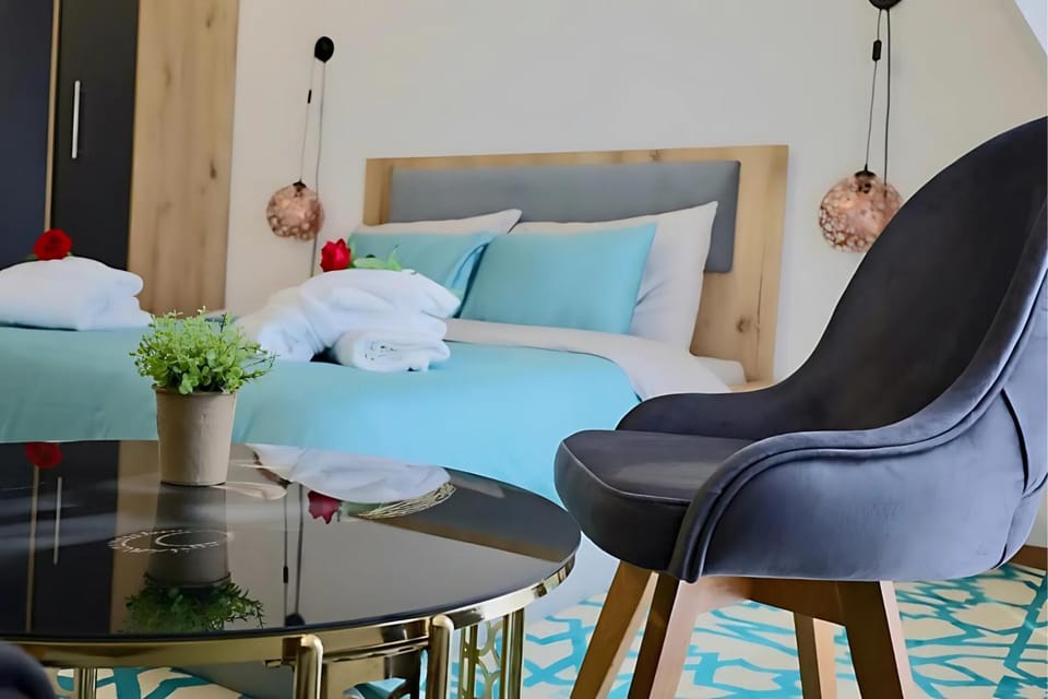 Bed, Living room, Photo of the whole room, Seating area, Bedroom