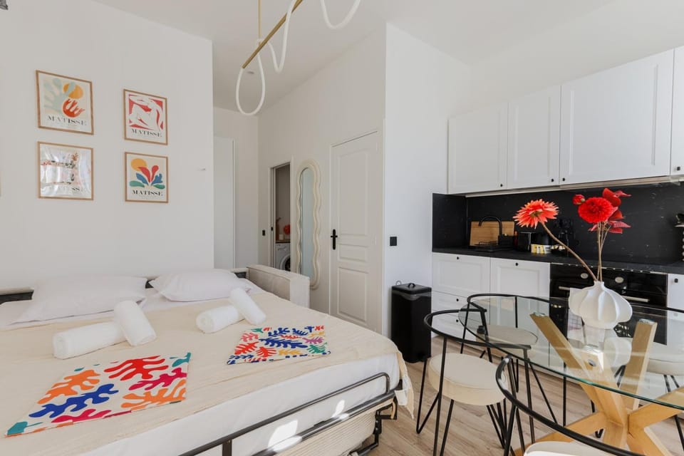 Modern 3BR Duplex Near Nice Port & Old Town | By Airnest Apartment in Nice