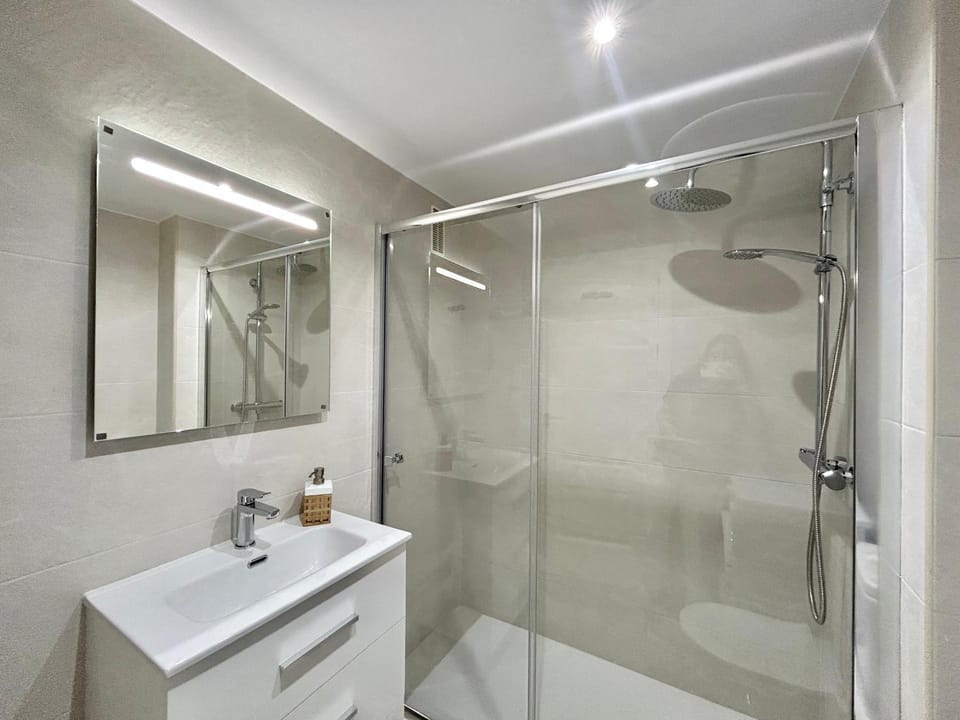 Shower, Bathroom, towels