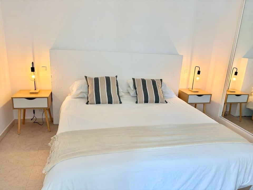 Marbella Beachside Apartment - 1 Min Walk to beach Apartment in Marbella
