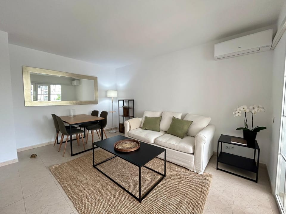 Marbella Beachside Apartment - 1 Min Walk to beach Apartment in Marbella