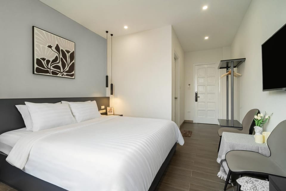 Bed, Photo of the whole room, Seating area, Bedroom