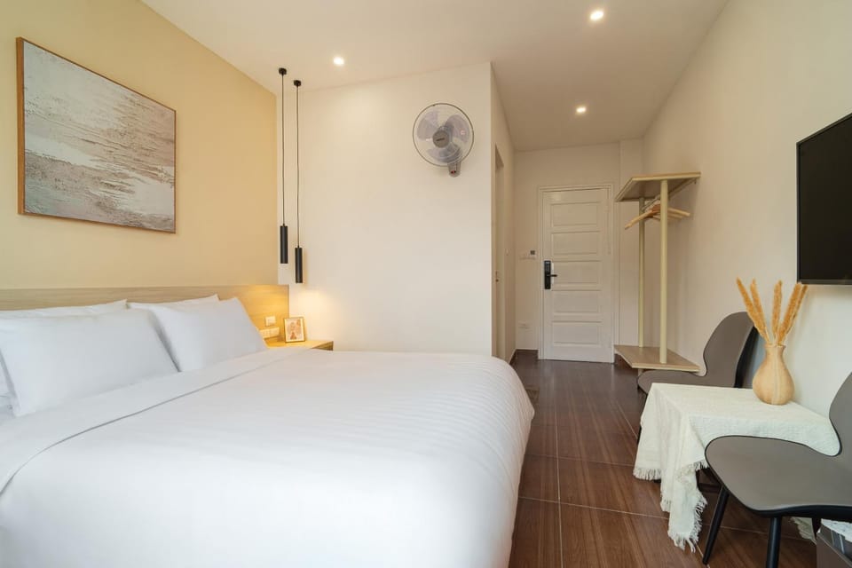 Bed, Living room, Photo of the whole room, Seating area, Bedroom, air conditioner