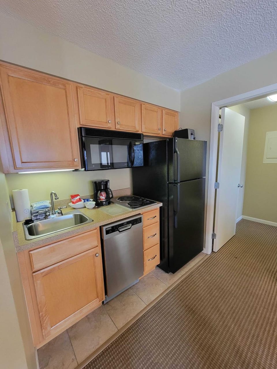 Kitchen or kitchenette, dishwasher, stove