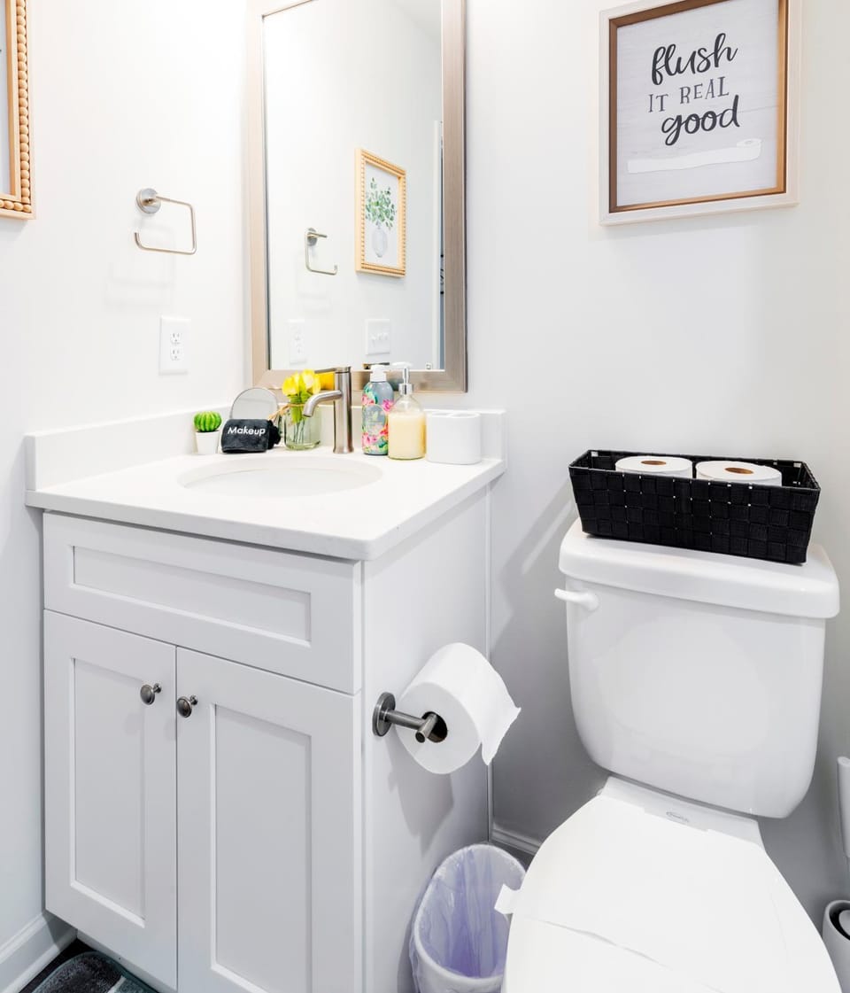 Chic Home 9 min to Uptown Hot Tub & Private Yard House in Charlotte