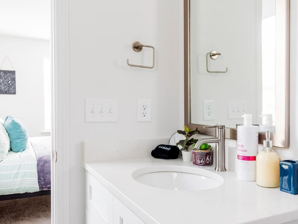 Chic Home 9 min to Uptown Hot Tub & Private Yard House in Charlotte