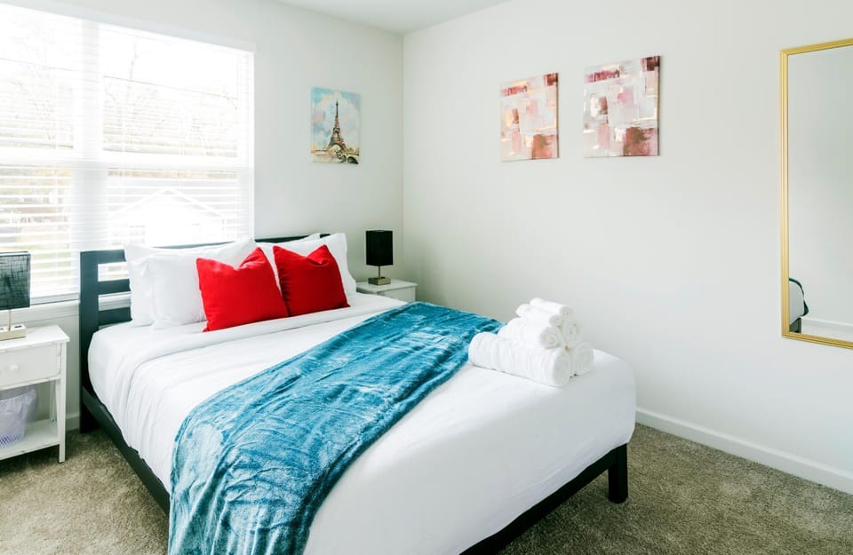 Chic Home 9 min to Uptown Hot Tub & Private Yard House in Charlotte