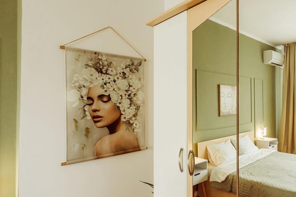 Bed, Photo of the whole room, Decorative detail, Bedroom, air conditioner