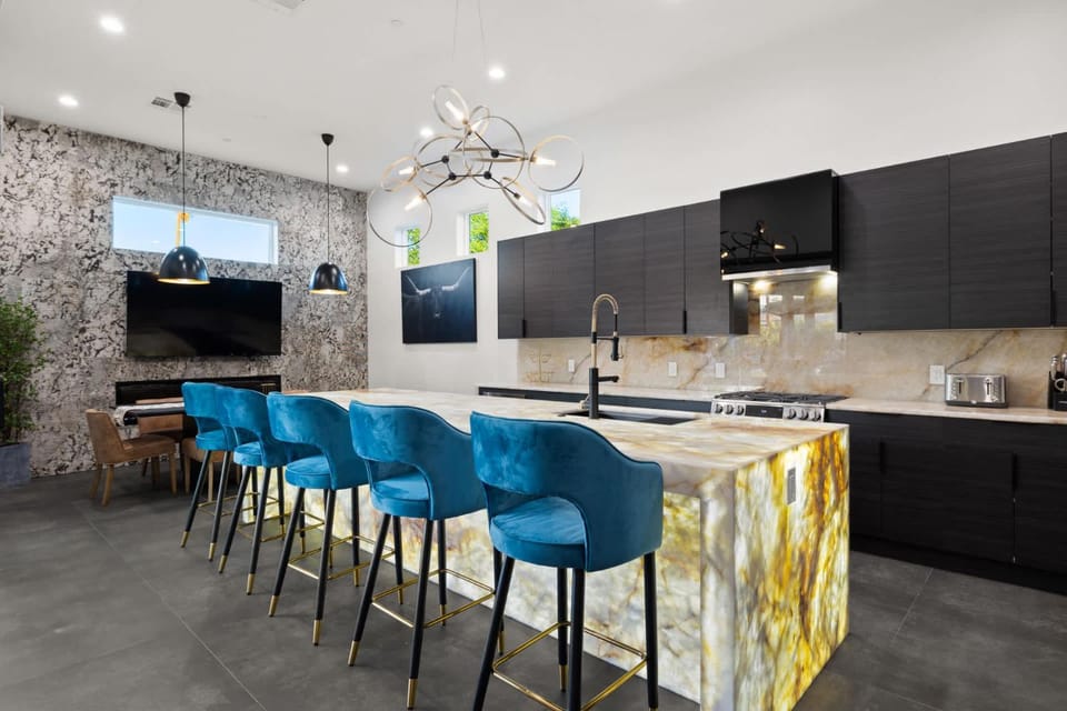 75th Place Home - Luxe Pool Spa Walk to Old Town House in Scottsdale